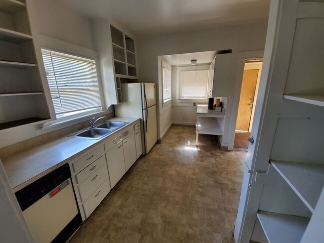 Building Photo - *Move In Special, Free Month of Rent! (See ad for details)*5 Bedroom House on OSU Campus!