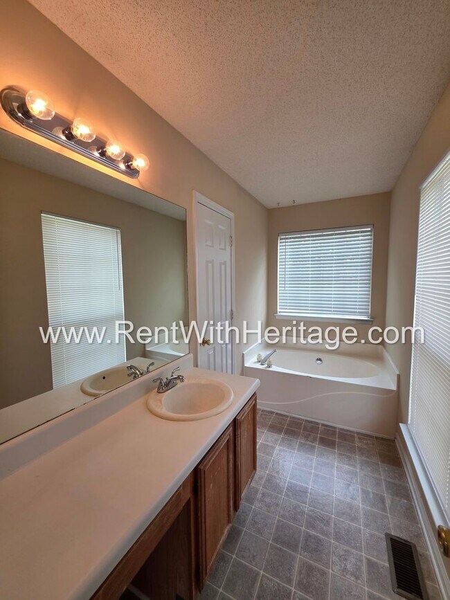 Building Photo - 6322 Hillview Ln