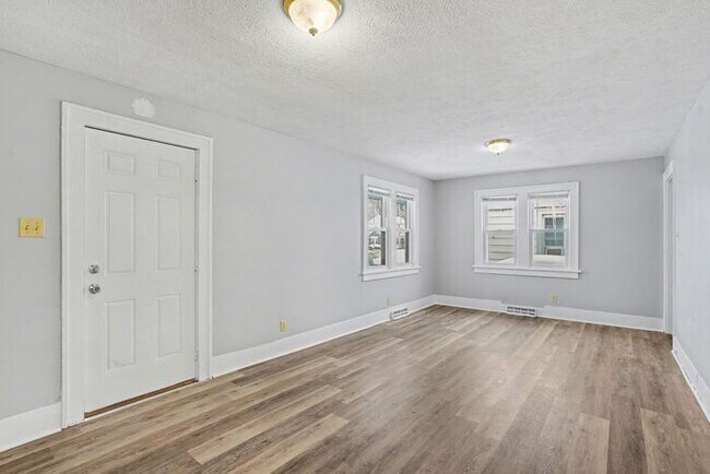 Building Photo - Spacious three-bedroom, one-bath home featuring a functional floor plan, & generous living space