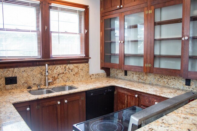 Building Photo - AVAILABLE FOR AUGUST 2026!  Large house ne...