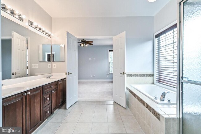 Building Photo - 6916 Birkenhead Pl