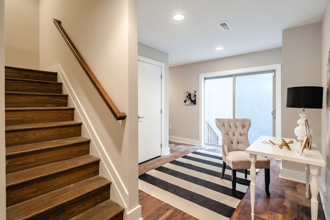 Building Photo - Old City Townhome with Parking