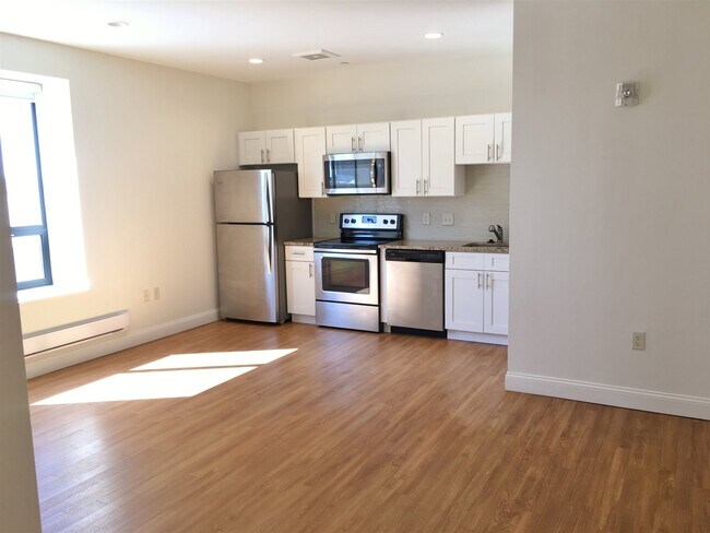 Building Photo - 875 Elm St