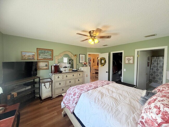 Building Photo - Fenced in 4 Bed 2 Bath in Mariners Landing