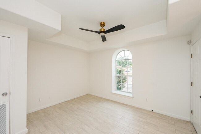 Building Photo - 1000 Ranchway Dr