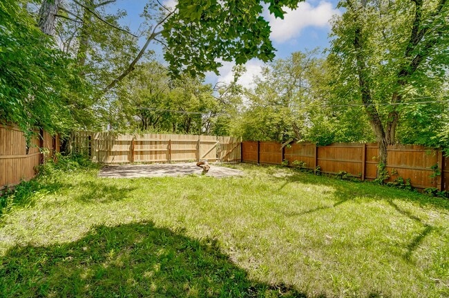 Building Photo - Spacious Three Bedroom in Dayton!