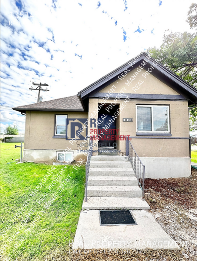 Building Photo - 3 Bedroom 1 Bath apartment - Small dogs ne...