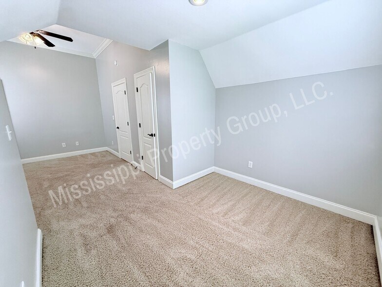 Building Photo - 135 Fallsgrove Dr