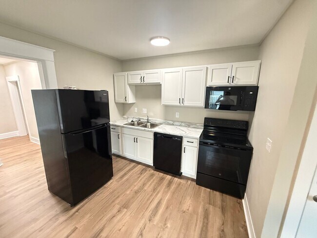 Building Photo - 823 N Main Ave