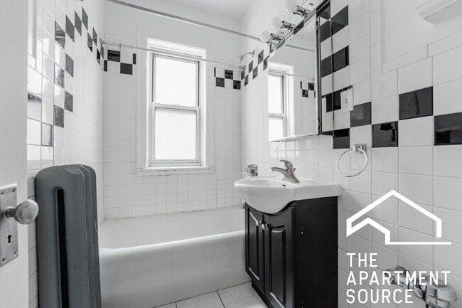 Building Photo - 522 W Surf St