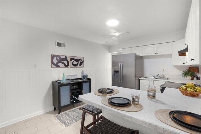 Building Photo - 9845 Dennis Dr