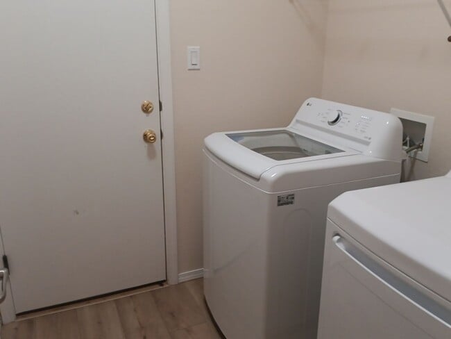 Building Photo - 3 Bedroom, 2 Bathroom Home! Schedule a Showing today!