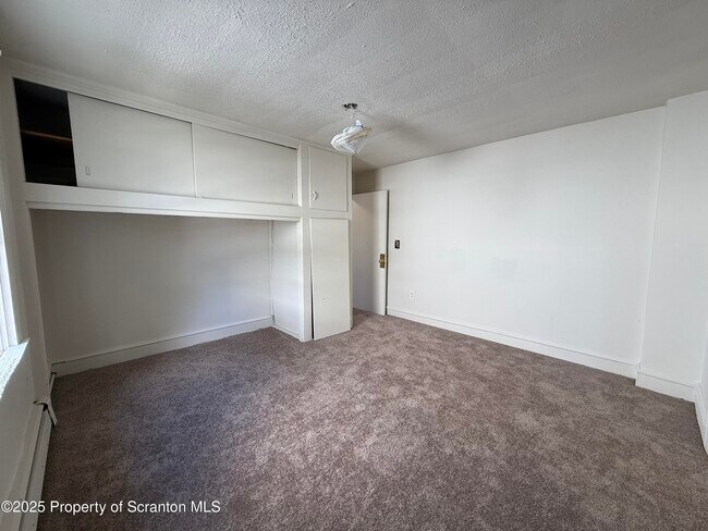 Building Photo - 949 Carmalt St