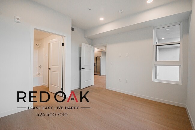 Building Photo - 856 S Gramercy Dr