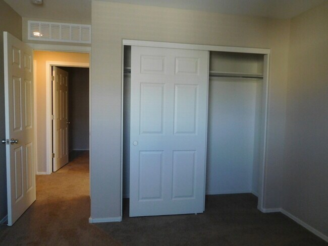 Building Photo - Naturally Well-Lit 4 bed/3 bath Single-Fam...