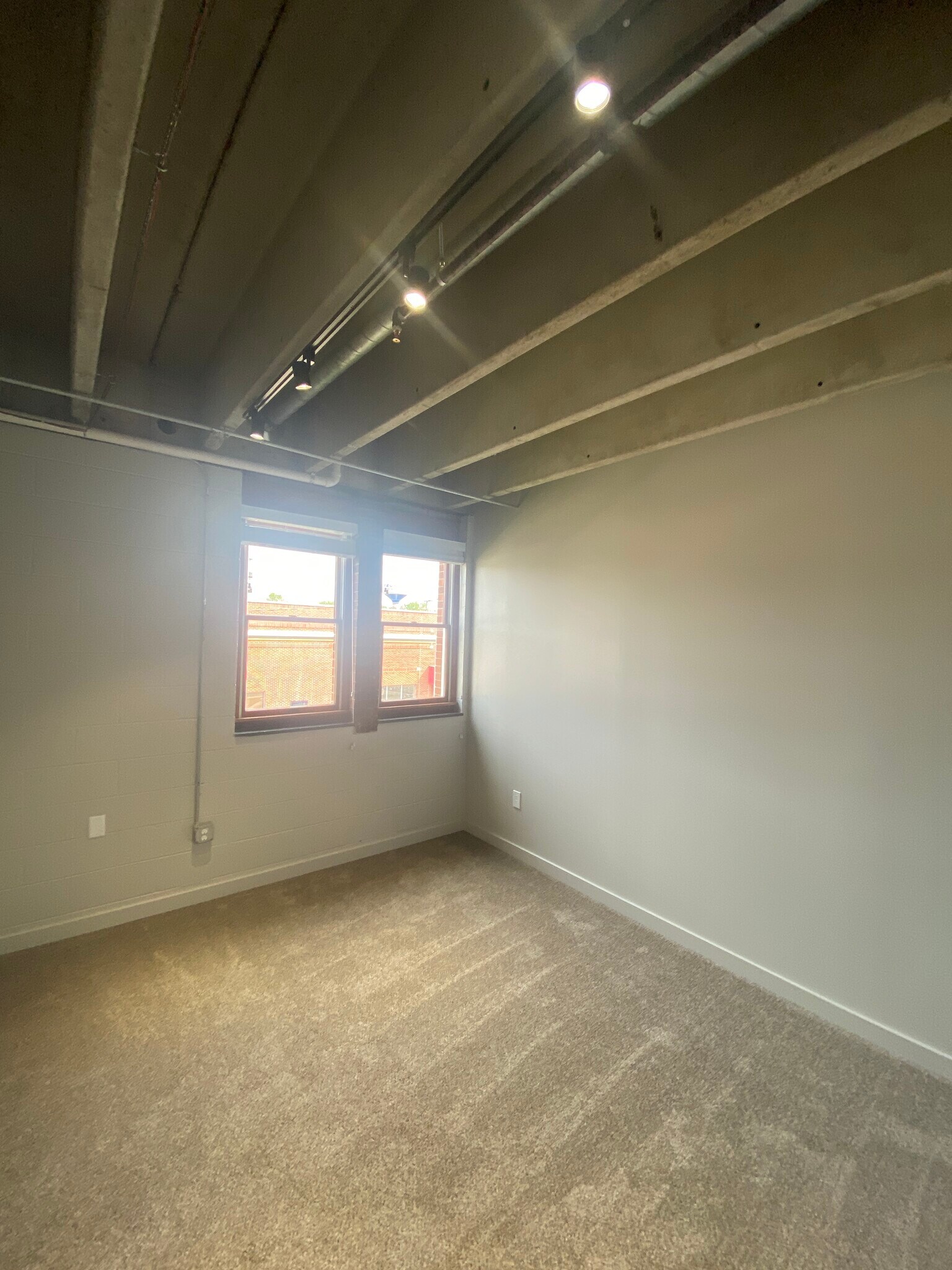 Building Photo - 19 E Race St
