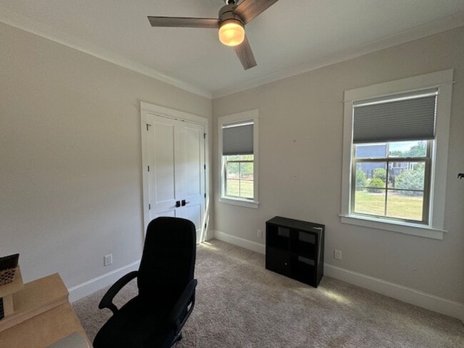 Building Photo - Lightly Furnished 4BR, 4BA Chapel Hill Hom...