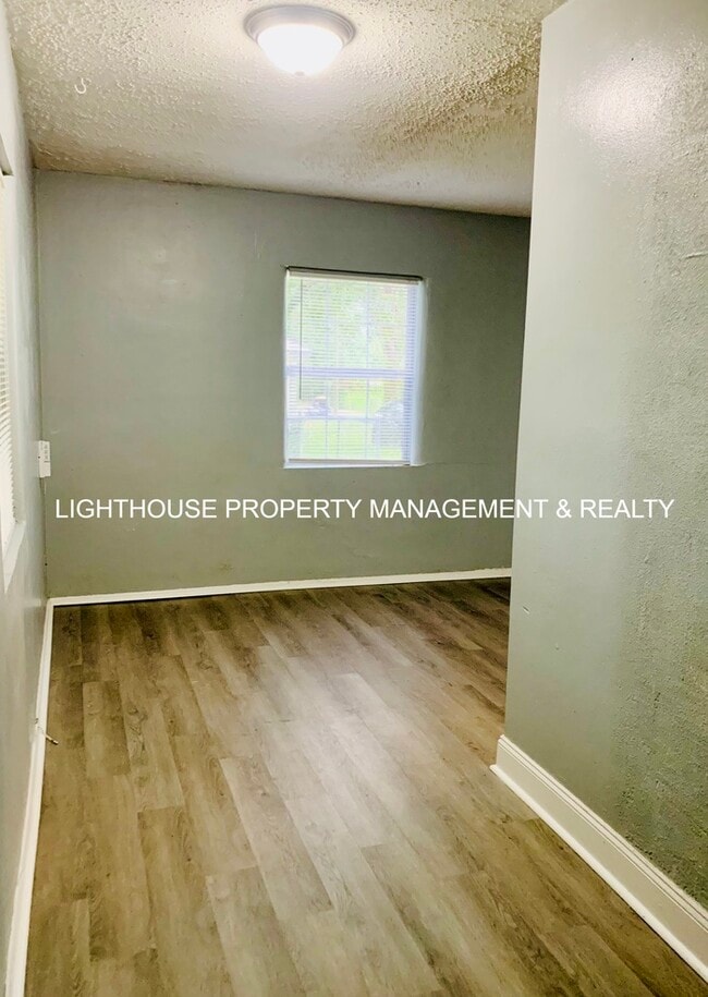 Building Photo - Cozy 2 Bed/1 Bath Home with Fenced Yard!