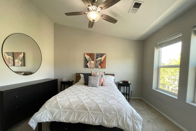 Building Photo - Stunning Forest Heights Home with Washer/D...