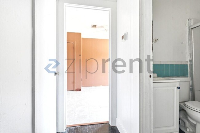 Building Photo - Unit