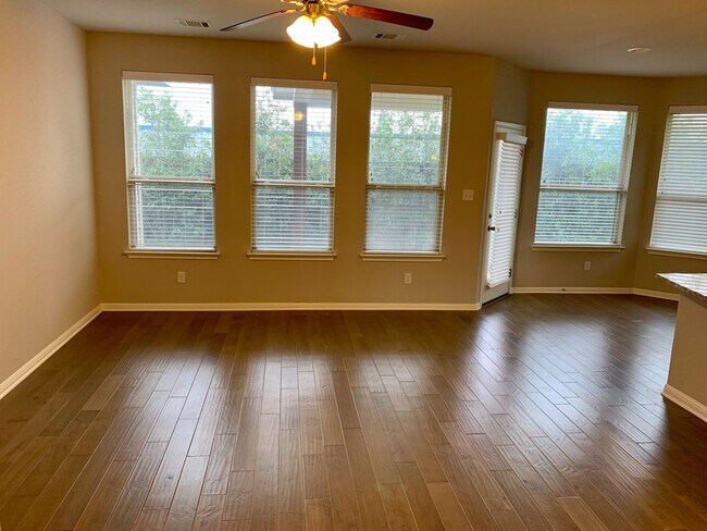 Building Photo - Beautiful 4 bedroom, 2.5 bathroom home in ...