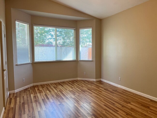 Building Photo - Four Bedroom Two Bathroom Home in Folsom