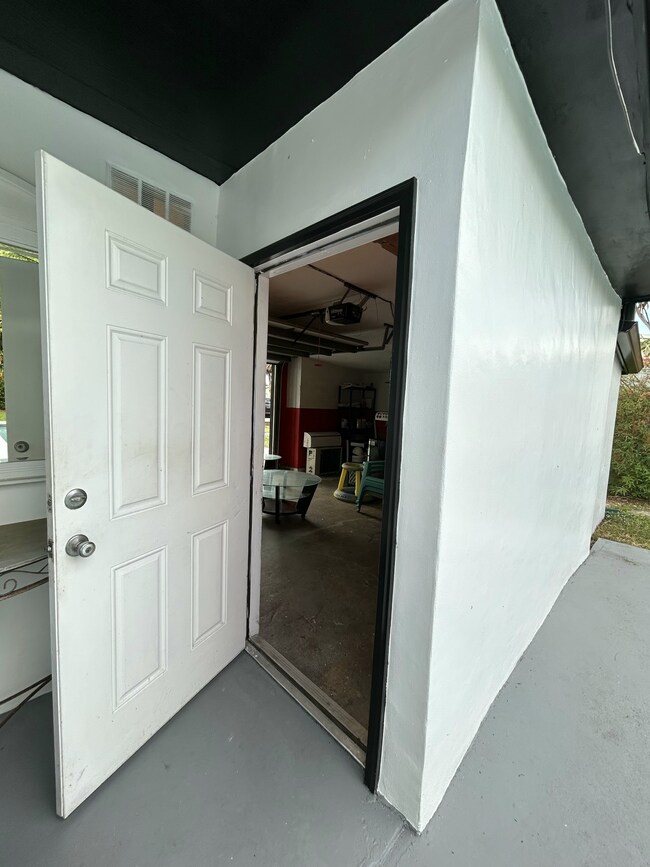 Building Photo - 5839 Daphne Dr