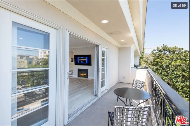 Building Photo - 405 N Palm Dr