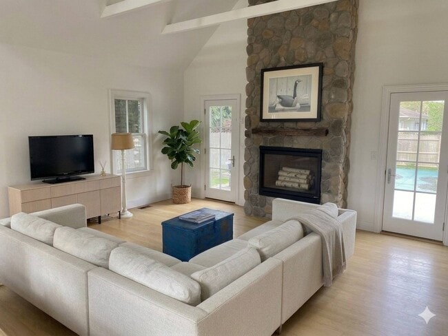 Building Photo - 35 Cove Dr