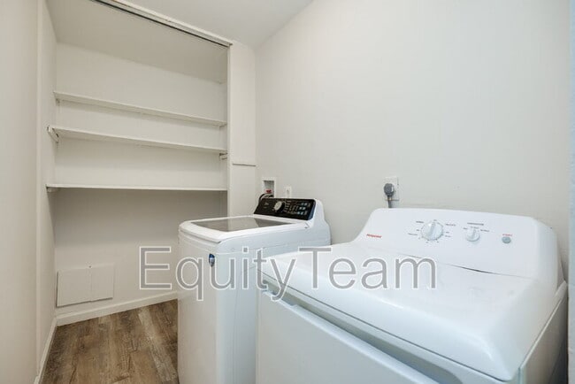 Building Photo - 9609 Helmsley Way