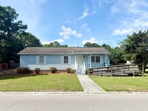 Building Photo - 3 Bed, 2 Bath - WALK to class -ALL UTILITIES INCLUDED
