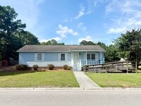 Building Photo - 3 Bed, 2 Bath - WALK to class -ALL UTILITIES INCLUDED
