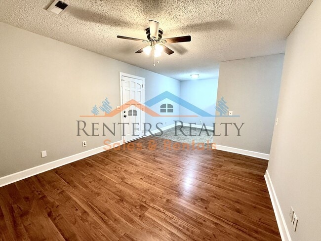 Building Photo - 2105 Epworth Dr NE