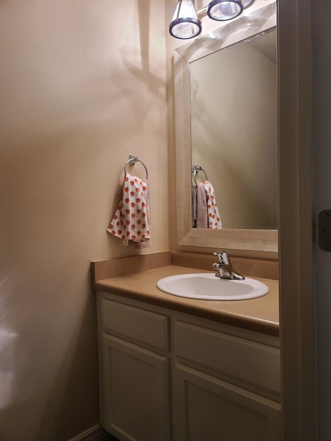 Building Photo - Three Bedroom Town Home  near Union Park Available February 1st