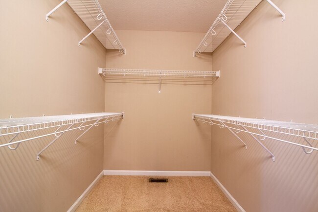 Building Photo - Fresh and Clean 3/2 with BONUS room and fenced yard.  Go.