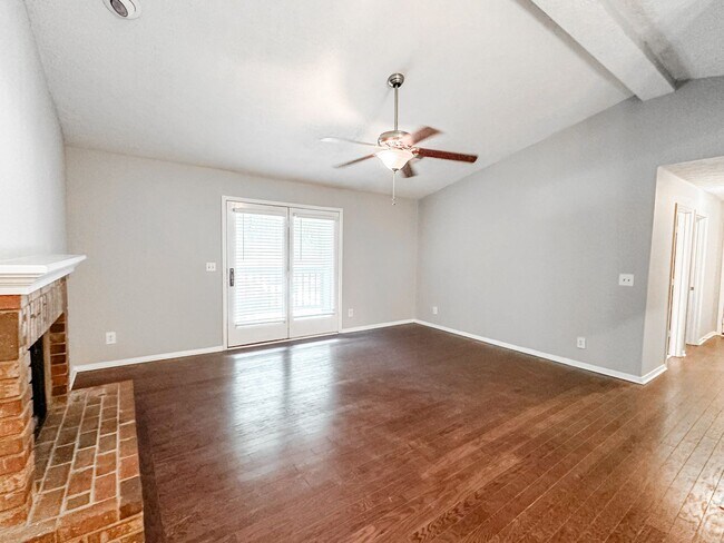 Building Photo - 2 bed/2 bath condo in great Roswell location