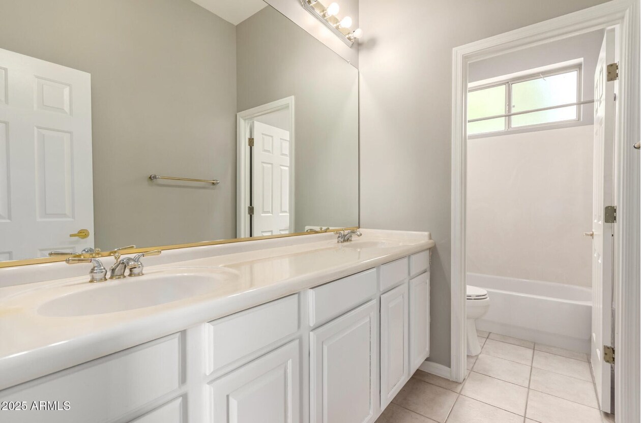 Building Photo - 1515 N Los Alamos Cir