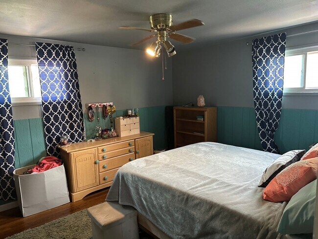 Building Photo - CUTE 3BD RANCHER WITH CHARACTER IN CENTRAL...