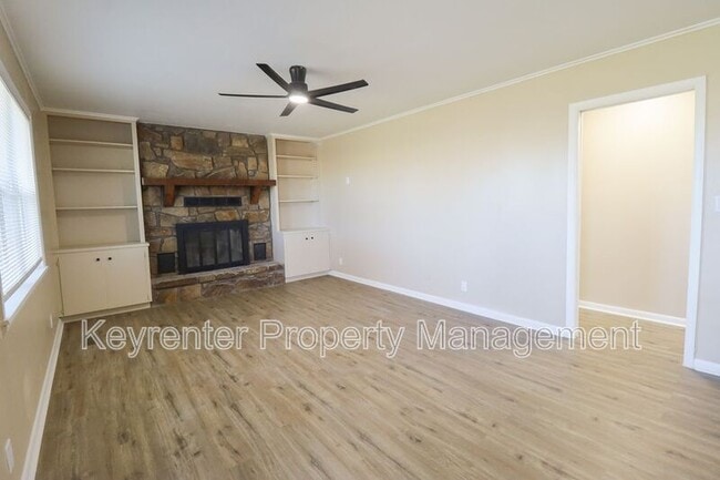 Building Photo - 1705 Bixby Rd