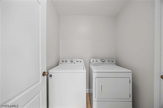 Building Photo - 915 NE 10th Ln