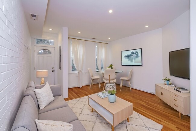 Building Photo - 314 14th Pl NE