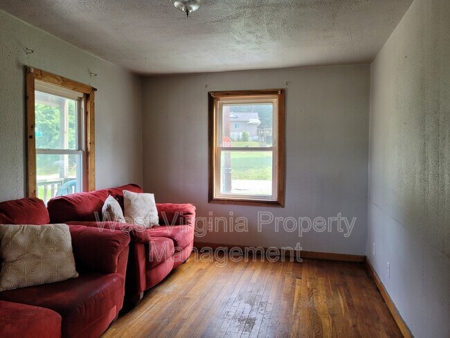 Building Photo - 606 21st St W
