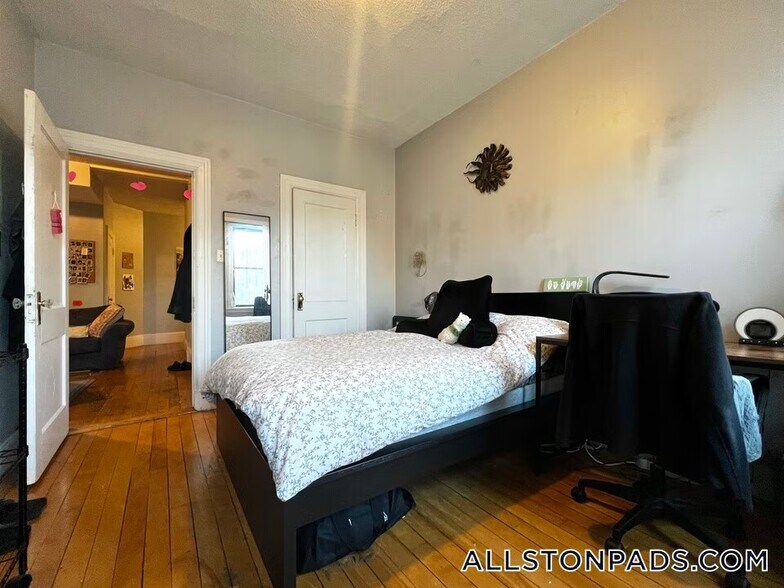 Building Photo - 18 Glenville Ave