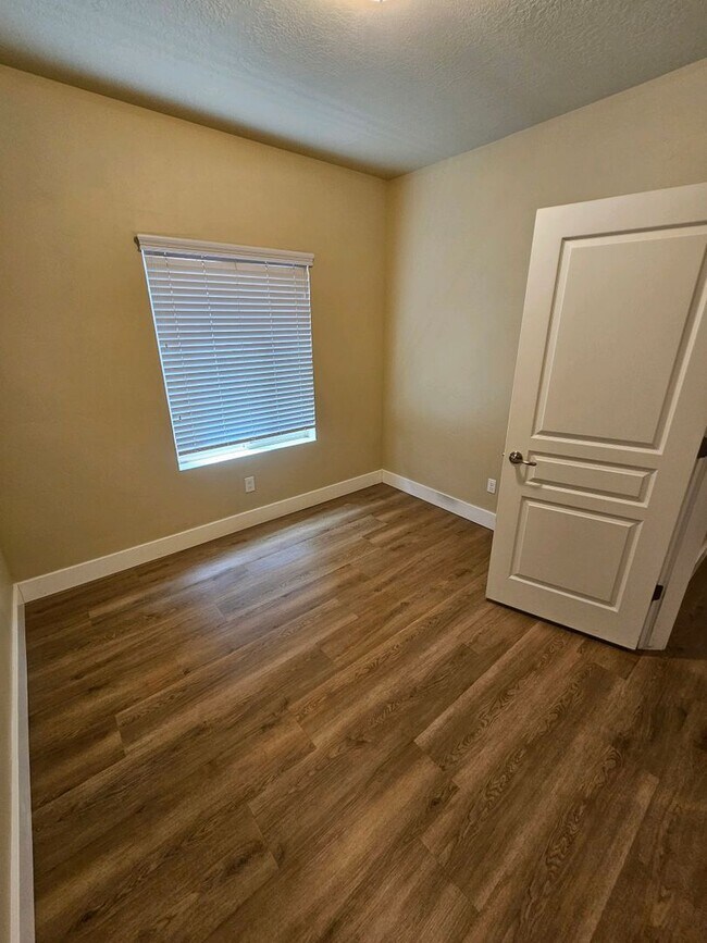 Building Photo - GORGEOUS Downtown Unit!!!