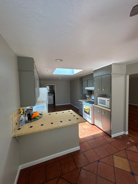 Building Photo - 6845 Lakeview Dr