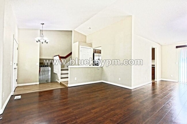 Building Photo - 4 Bed, 2 Bath Home in Well Established Nei...