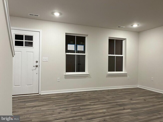 Building Photo - 507 Titanium St