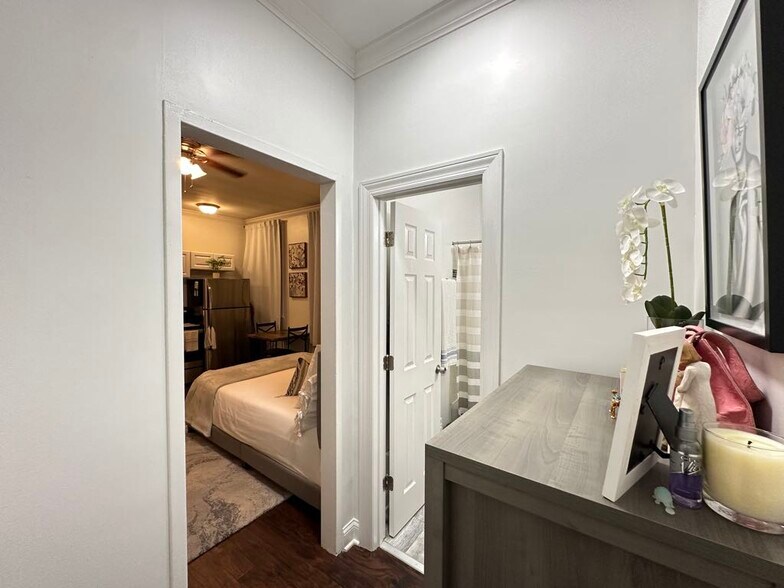 Building Photo - 3345 N Marshfield Ave