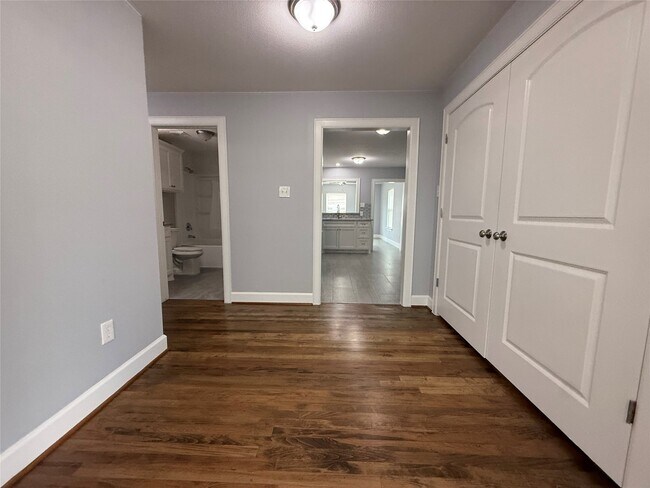 Building Photo - 1146 Majestic St