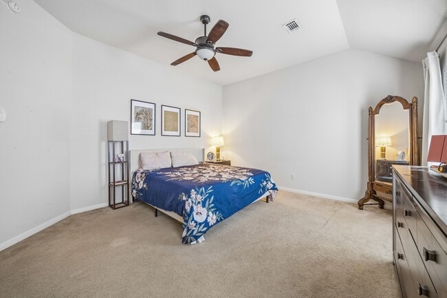 Building Photo - 24027 Floragate Dr
